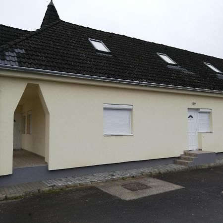 Família-Pelso apartmanház Zamárdi Exterior foto