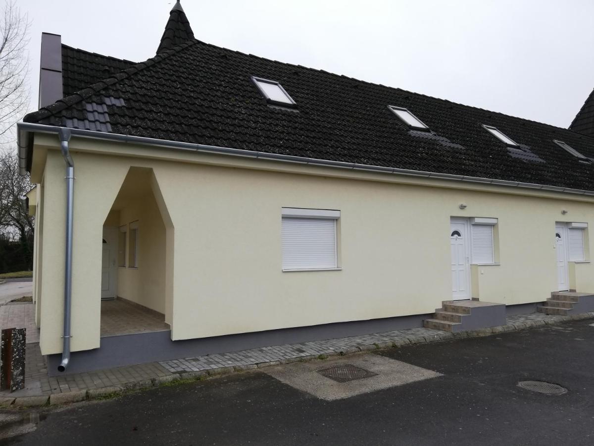 Família-Pelso apartmanház Zamárdi Exterior foto
